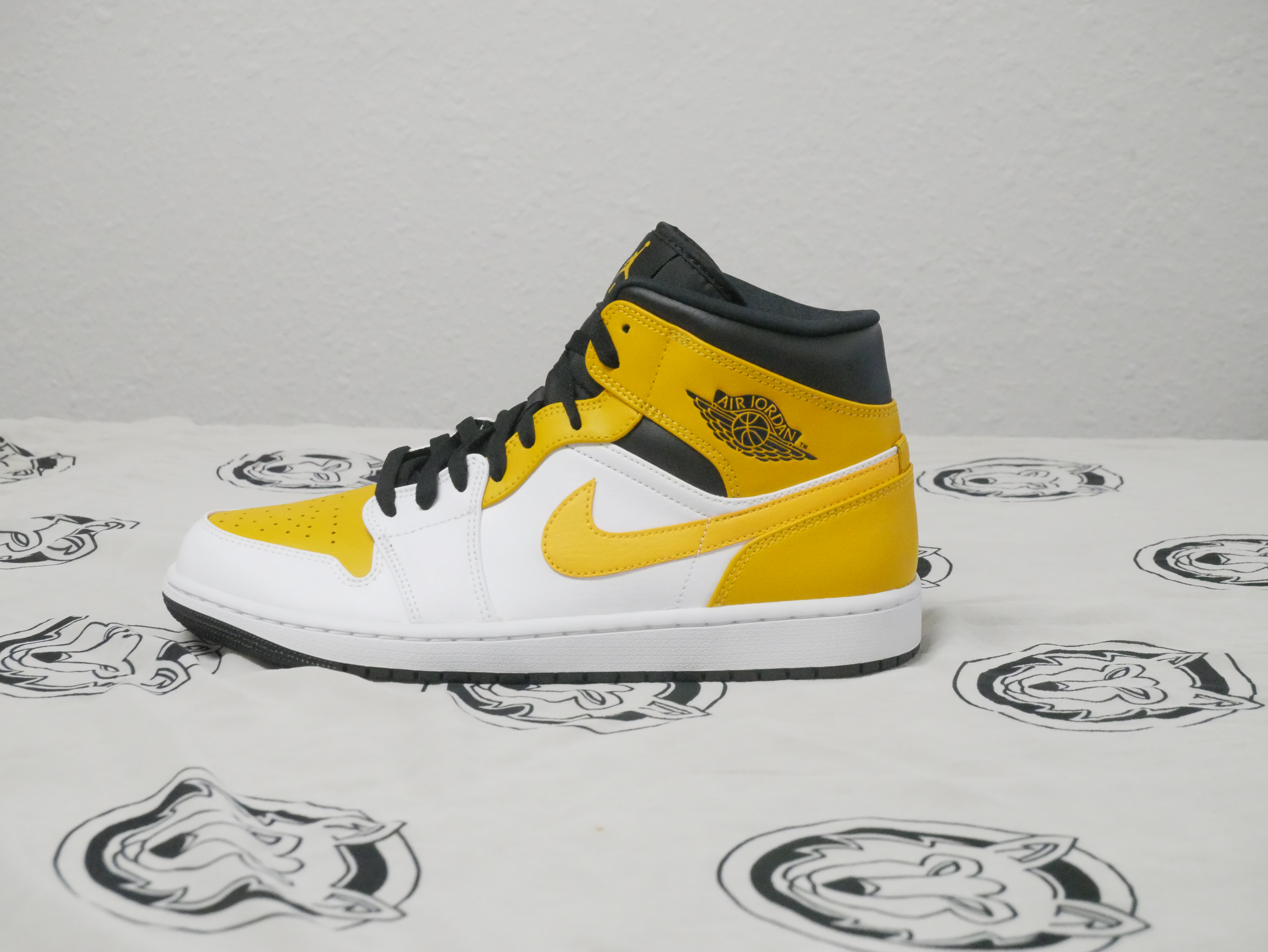 Air Jordan 1 Mid - University Gold