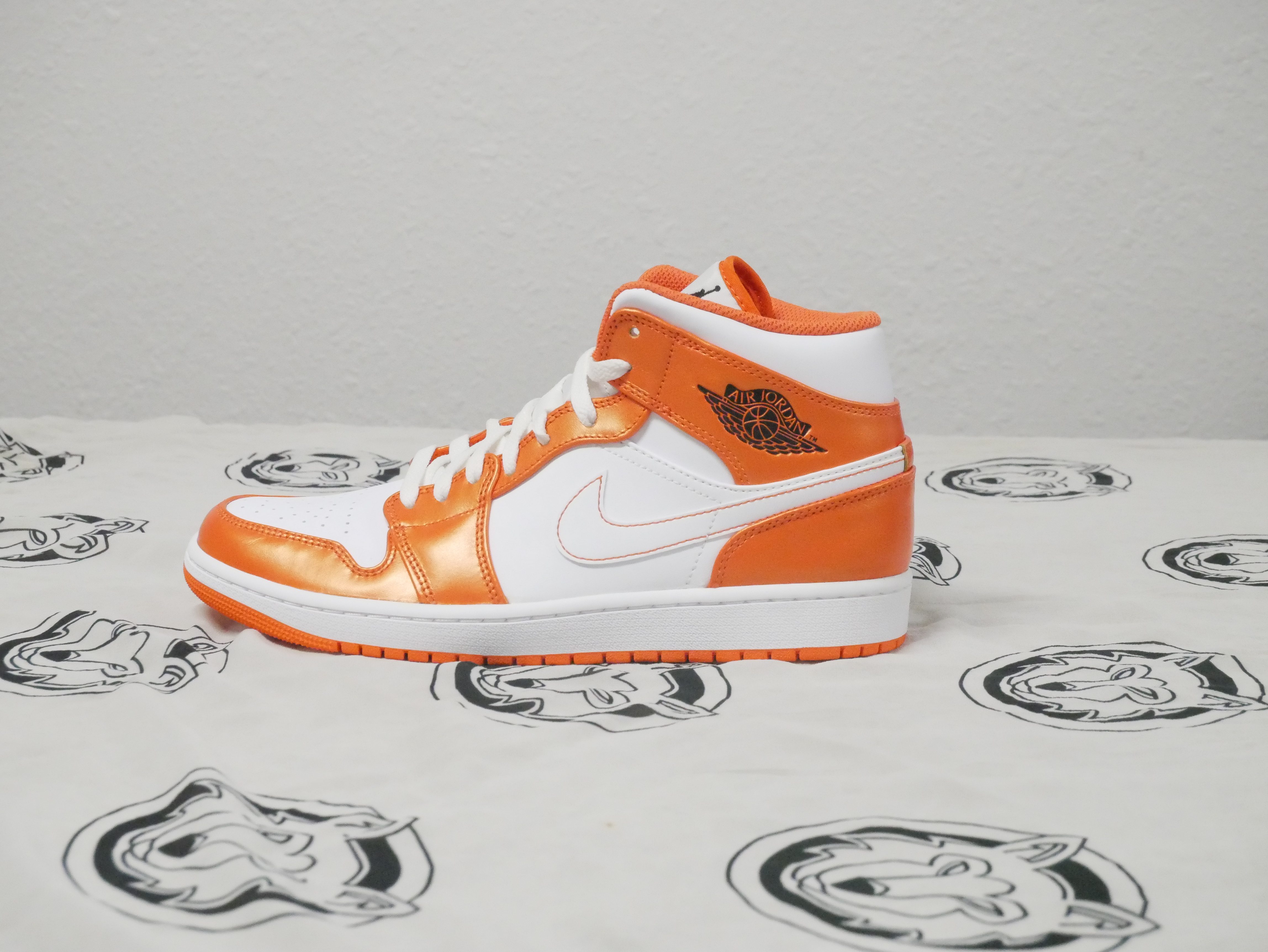 Air Jordan 1 Mid Se Electro Orange